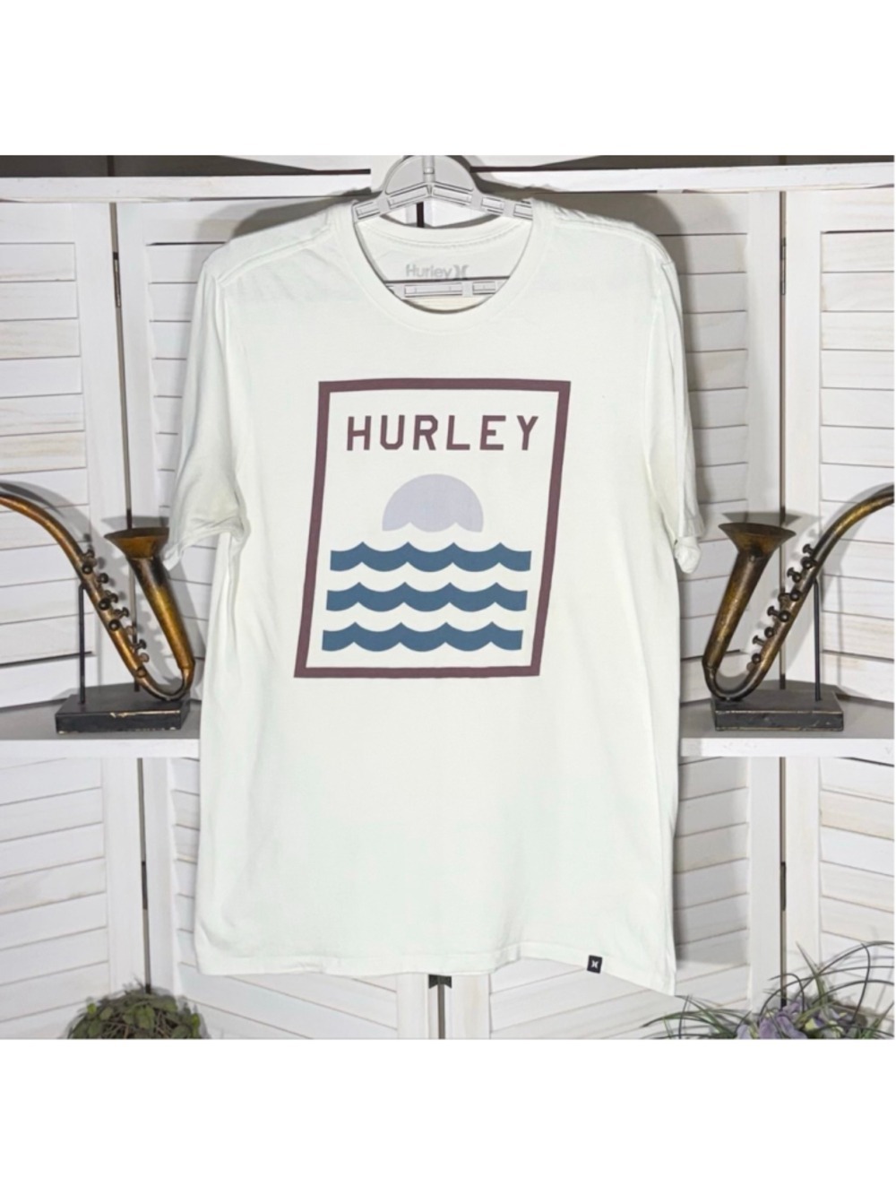 Hurley vintage Y2K T-shirt ocean waves graphics cotton coastal beach vacation